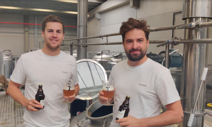 Twee brouwers in de Beerselect brouwerij met bier in de hand
